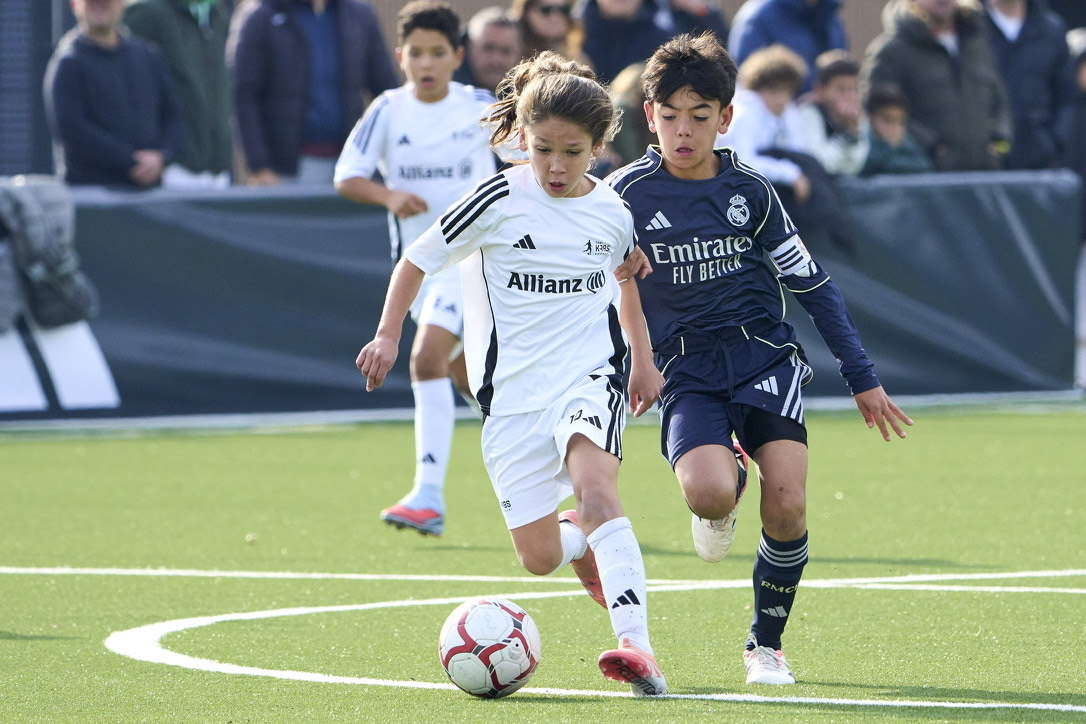 Jugador de Forms supera a un defensor durante un partido juvenil en Madrid