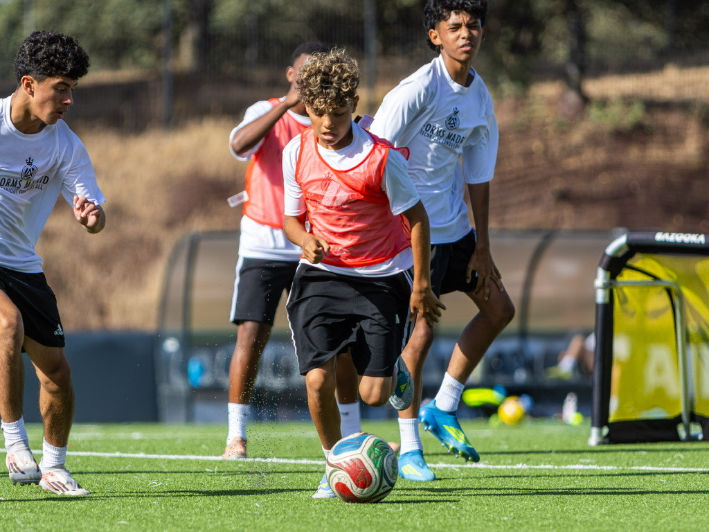 Jugadores de Forms Madrid disputan el balón en un juego reducido de entrenamiento